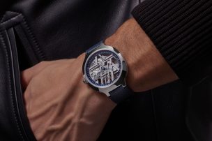 Louis-Vuitton-Voyager-Skeleton-in-Platinum-Ref-Q7EN1K-Wristshots-1