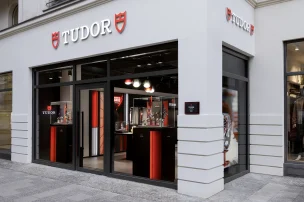 new-tudor-boutique-in-berlin-entrance