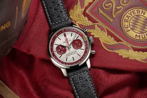 Die Breitling Top Time B01 125 Years FC Bayern München Limited Edition (Ref. AB01769A1G1X1) in der Frontalansicht.