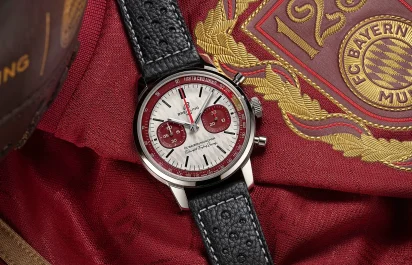 Die Breitling Top Time B01 125 Years FC Bayern München Limited Edition (Ref. AB01769A1G1X1) in der Frontalansicht.