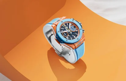 Die Hublot Big Bang Unico Summer 2025 zeigt sich vor einem orangen Hintergrund