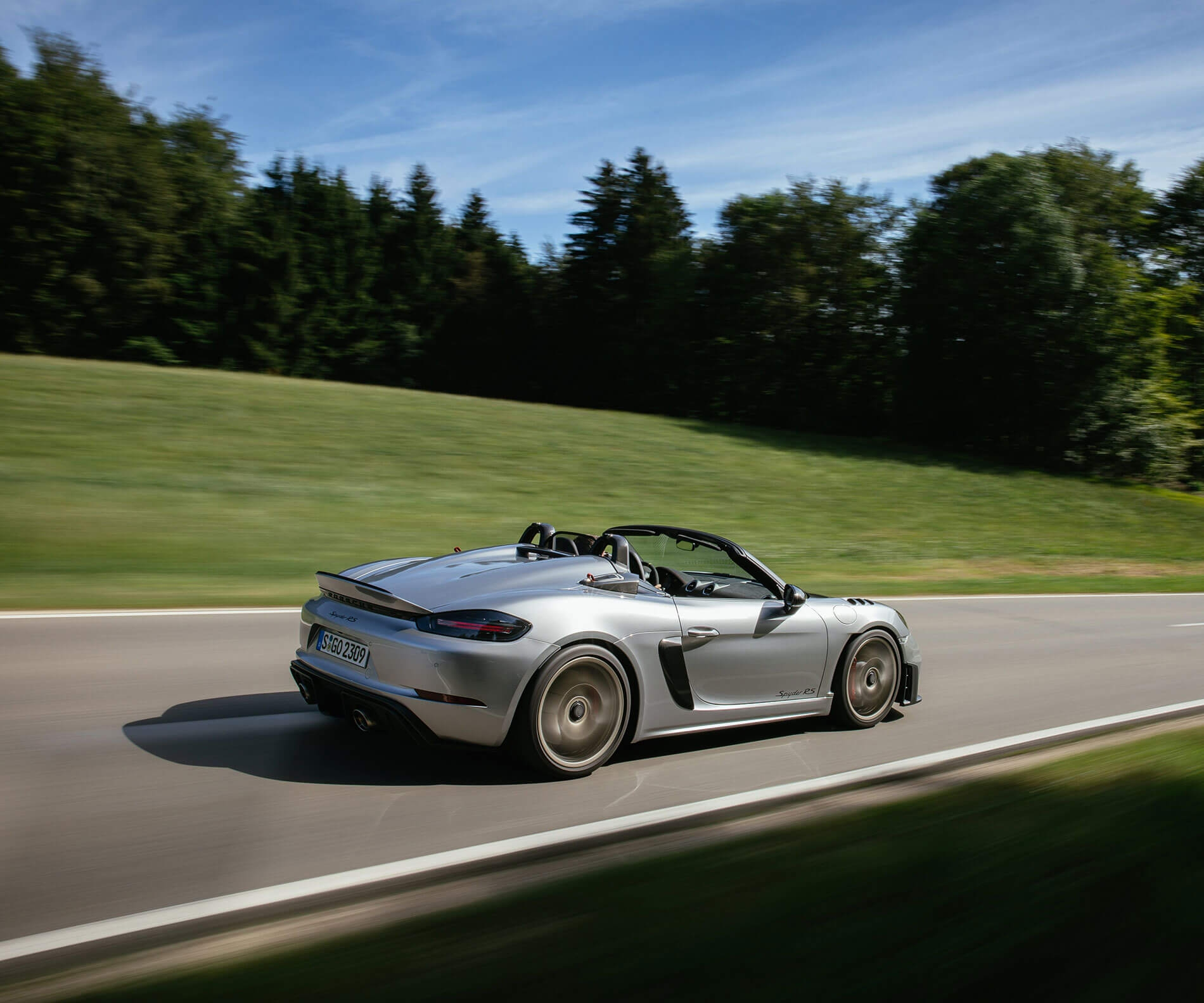 porsche-718-spyder-rs-in-gt-silber-rueckansicht