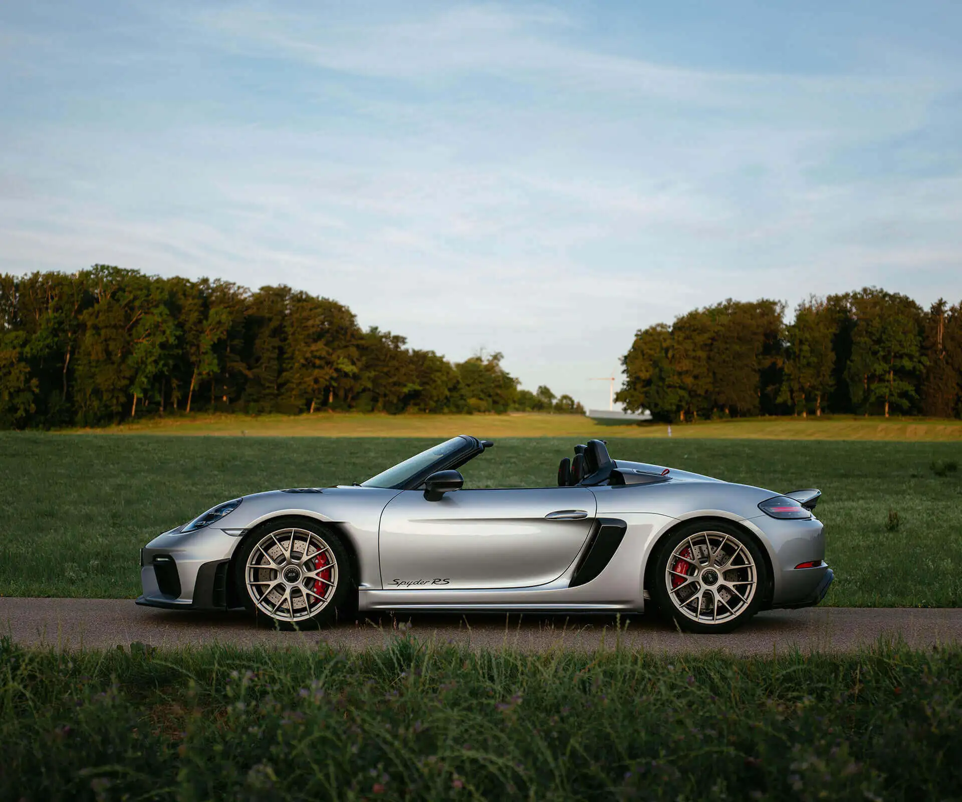 porsche-718-spyder-rs-in-gt-silber-seitenansicht