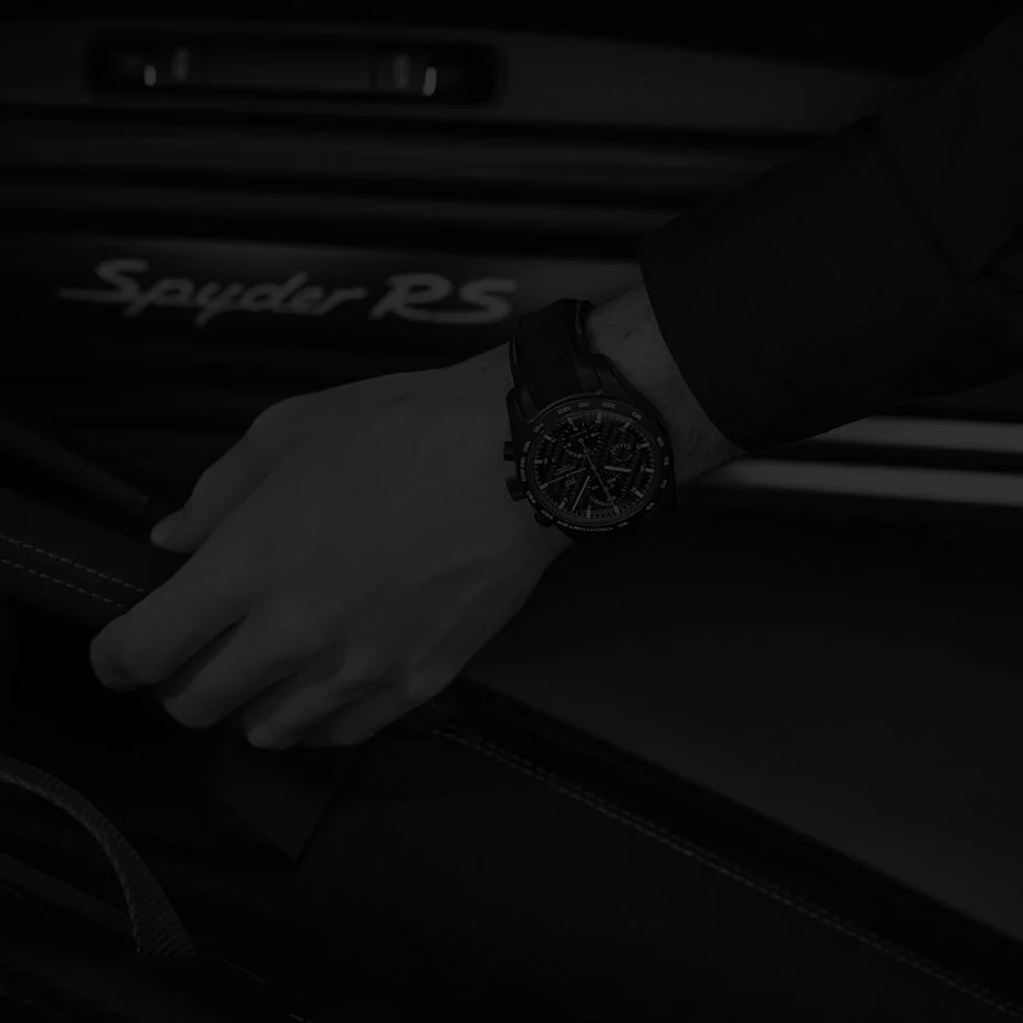 porsche-design-chronograph-718-spyder-rs-studio-hintergrund-1