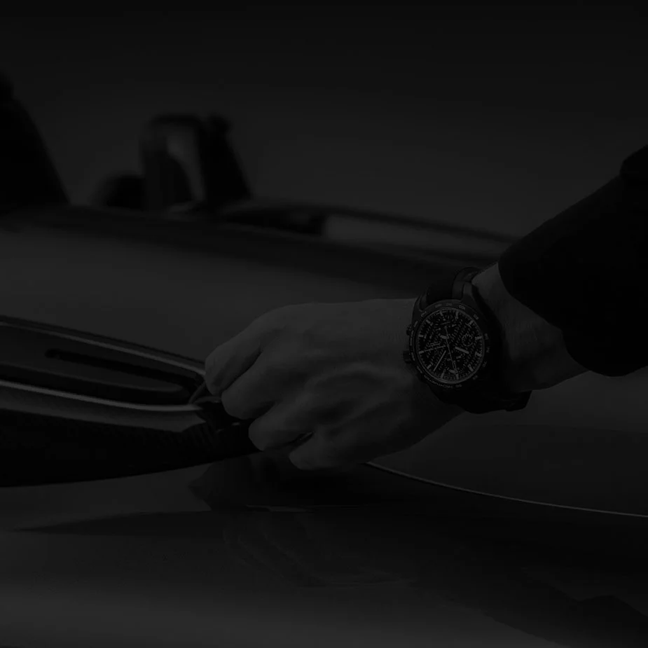 porsche-design-chronograph-718-spyder-rs-studio-hintergrund-3