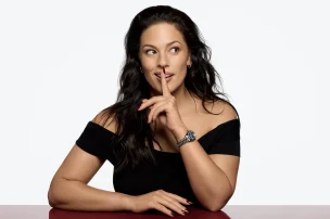 Ashley Graham trägt die Omega Seamaster Aqua Terra, Referenz 220.10.30.20.03.001.