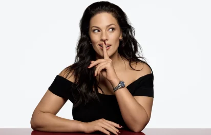 Ashley Graham trägt die Omega Seamaster Aqua Terra, Referenz 220.10.30.20.03.001.
