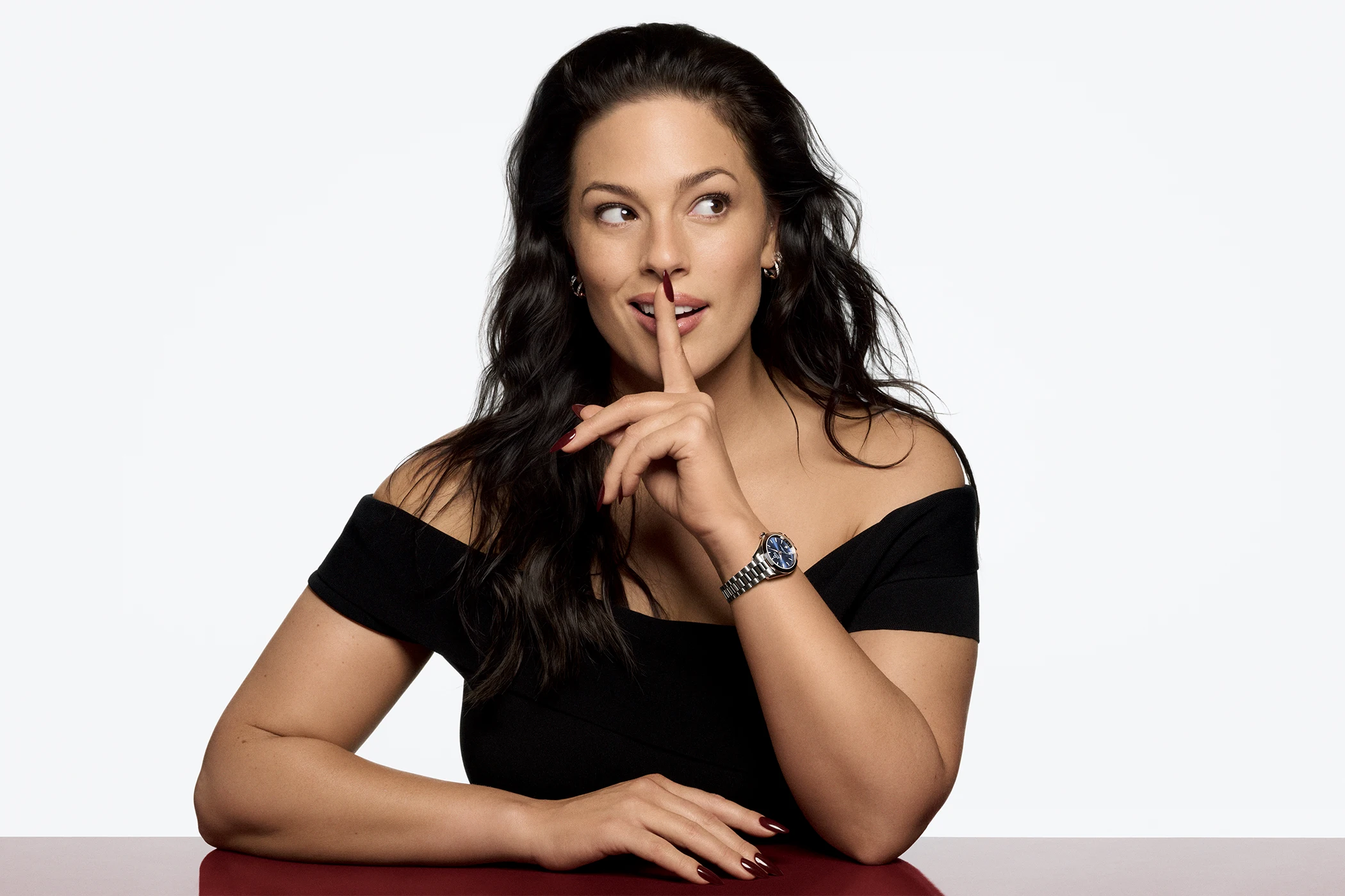 Ashley Graham trägt die Omega Seamaster Aqua Terra, Referenz 220.10.30.20.03.001.