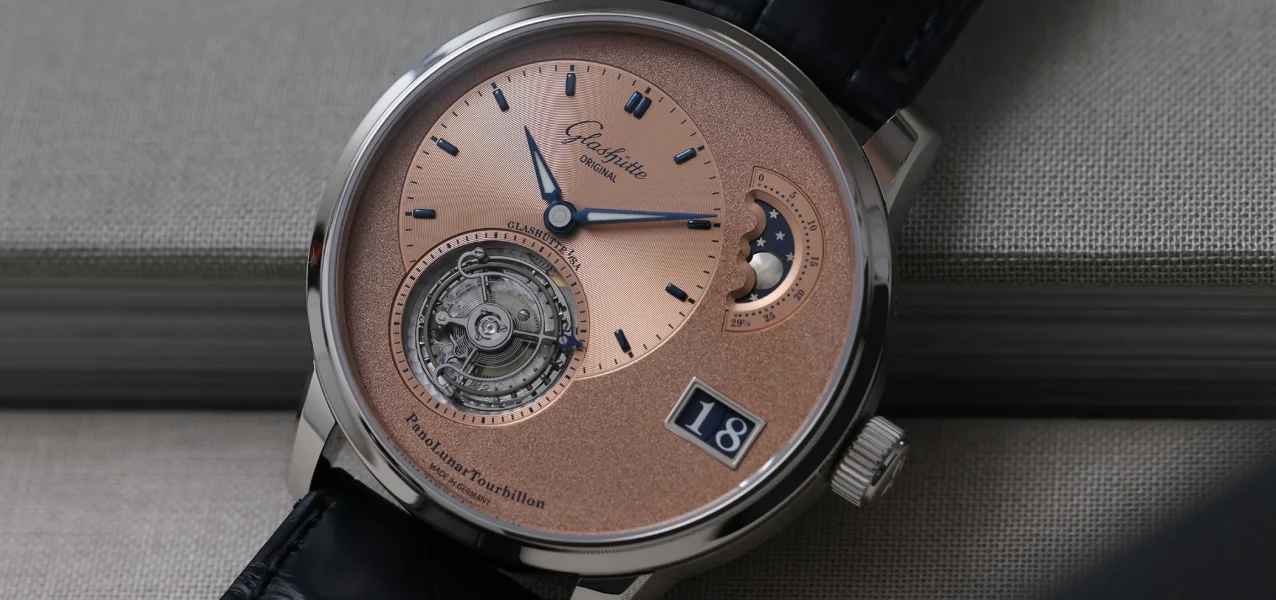 Die Frontalansicht der Glashütte Original PanoLunarTourbillon, Referenz 1-93-03-01-03-61.