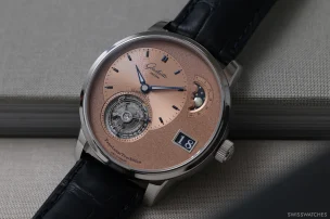 Die Frontalansicht der Glashütte Original PanoLunarTourbillon, Referenz 1-93-03-01-03-61.