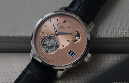 Die Frontalansicht der Glashütte Original PanoLunarTourbillon, Referenz 1-93-03-01-03-61.