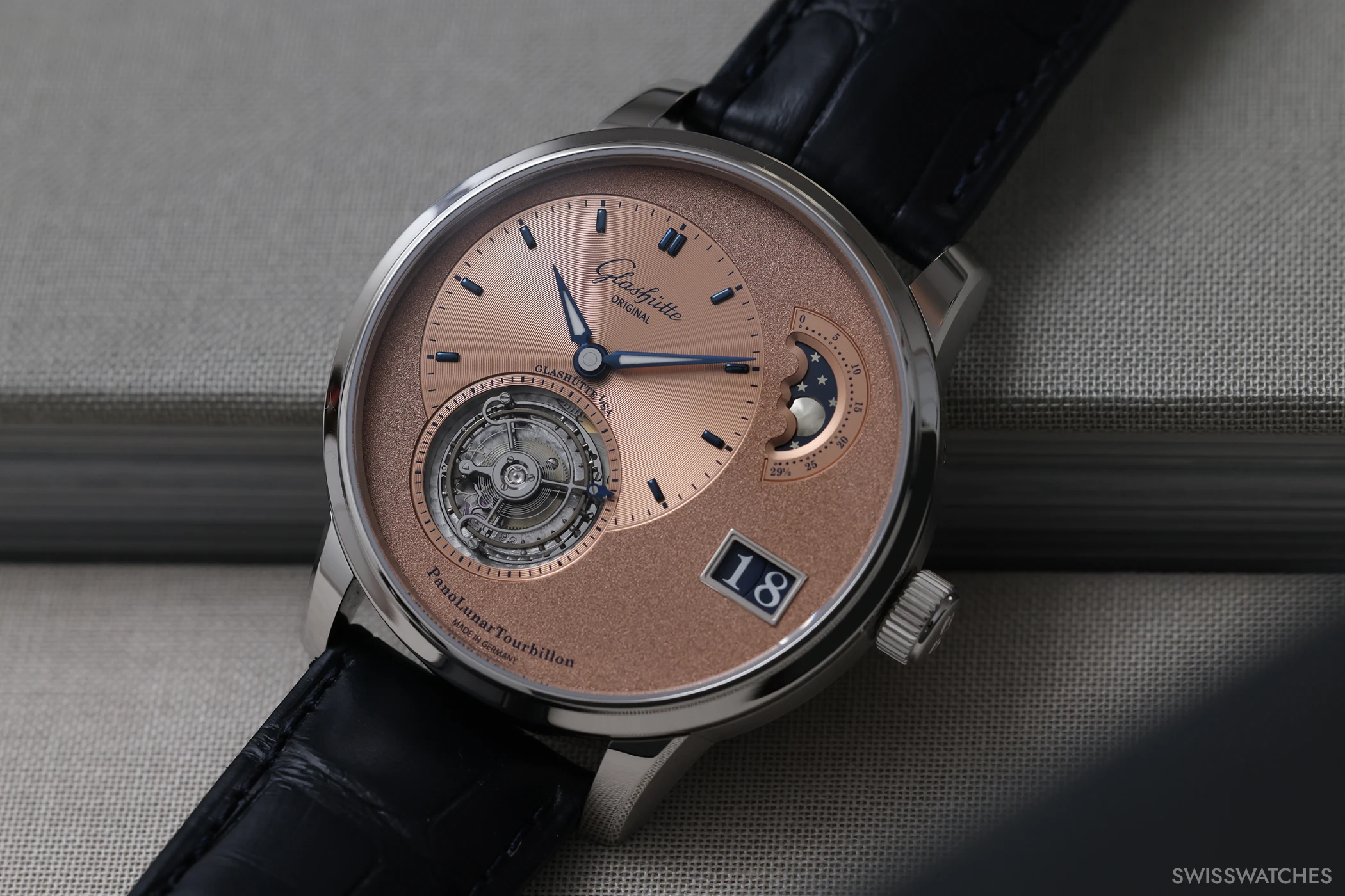 Die Frontalansicht der Glashütte Original PanoLunarTourbillon, Referenz 1-93-03-01-03-61.