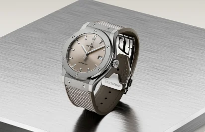 Die Frontalansicht der Hublot Classic Fusion Essential Sunny Taupe, Referenz 511.NX.4610.NR.HEC25.