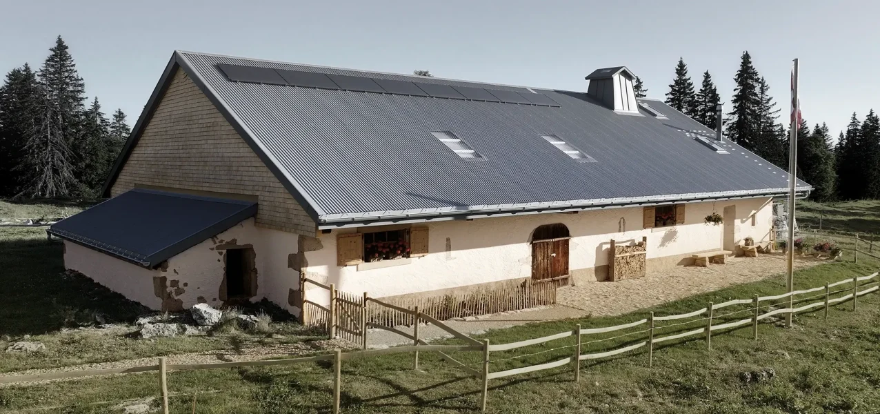 Der Jaeger-LeCoultre Le Chalet in der Nähe des Vallée de Joux in der Frontalansicht.