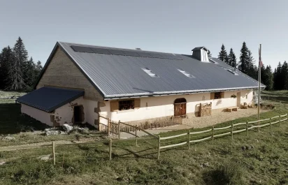 Der Jaeger-LeCoultre Le Chalet in der Nähe des Vallée de Joux in der Frontalansicht.