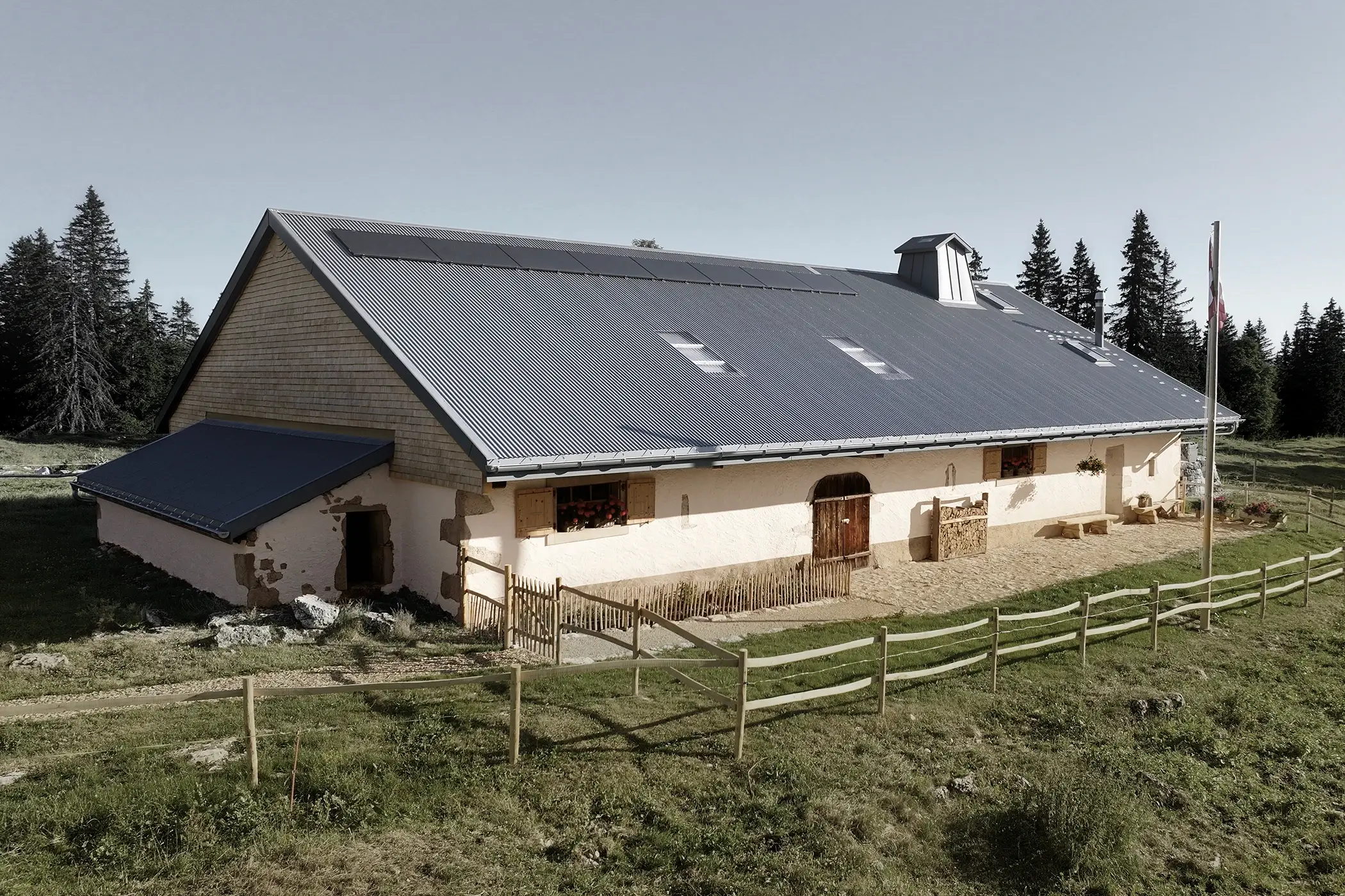 Der Jaeger-LeCoultre Le Chalet in der Nähe des Vallée de Joux in der Frontalansicht.