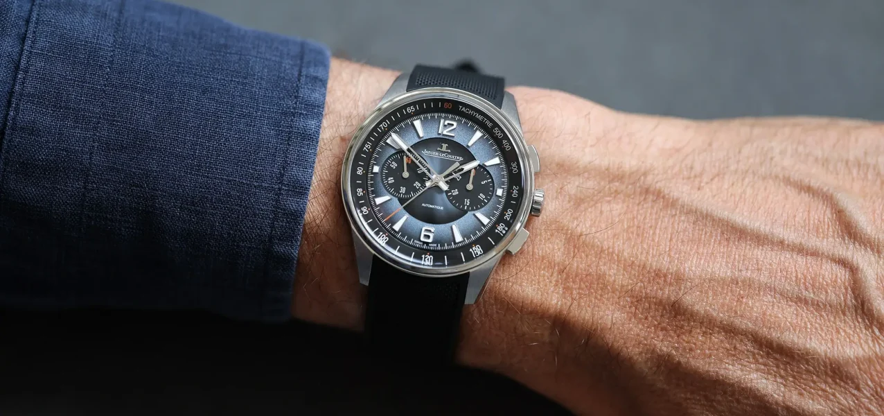 Jaeger-LeCoultre Polaris Chronograph Q9028651 in Edelstahl mit blauem Zifferblatt am Handgelenk