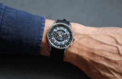 Jaeger-LeCoultre Polaris Chronograph Q9028651 in Edelstahl mit blauem Zifferblatt am Handgelenk