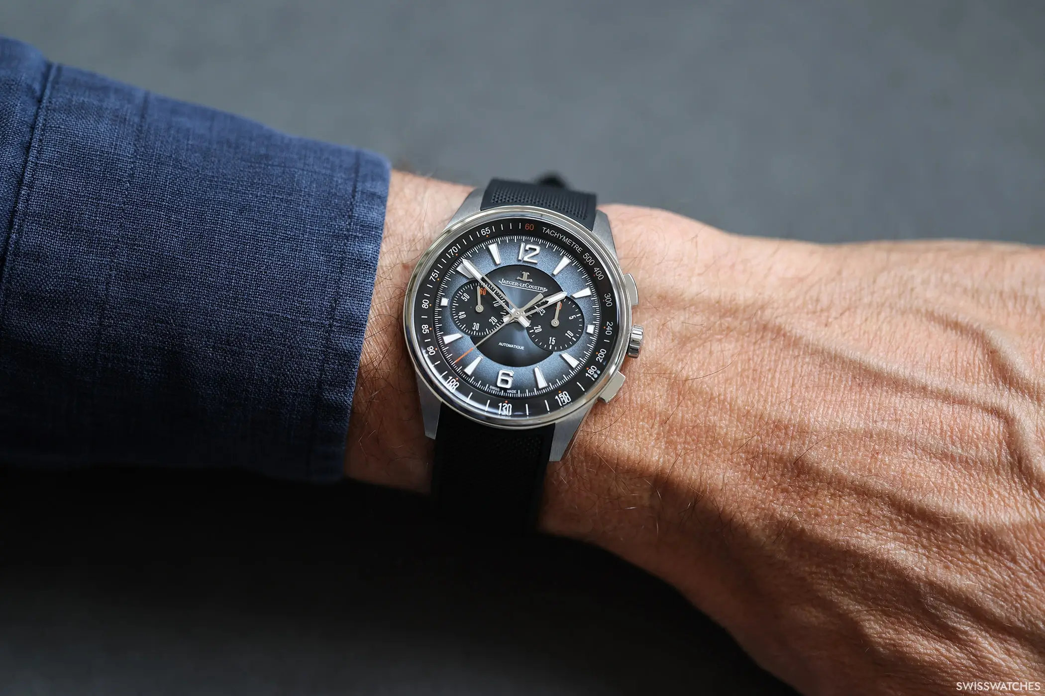Jaeger-LeCoultre Polaris Chronograph Q9028651 in Edelstahl mit blauem Zifferblatt am Handgelenk
