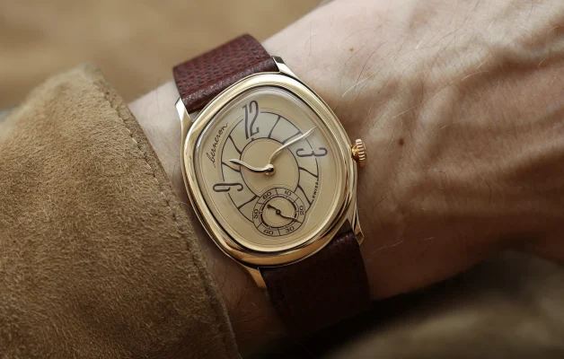 Die Berneron Mirage 38 Sienna am Handgelenk in einer ersten Ansicht.