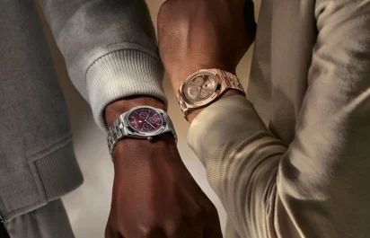 Vacheron Constantin Overseas Ewiger Kalender extraflach aus Weißgold mit weinrotem Zifferblatt und aus Roségold an Handgelenken