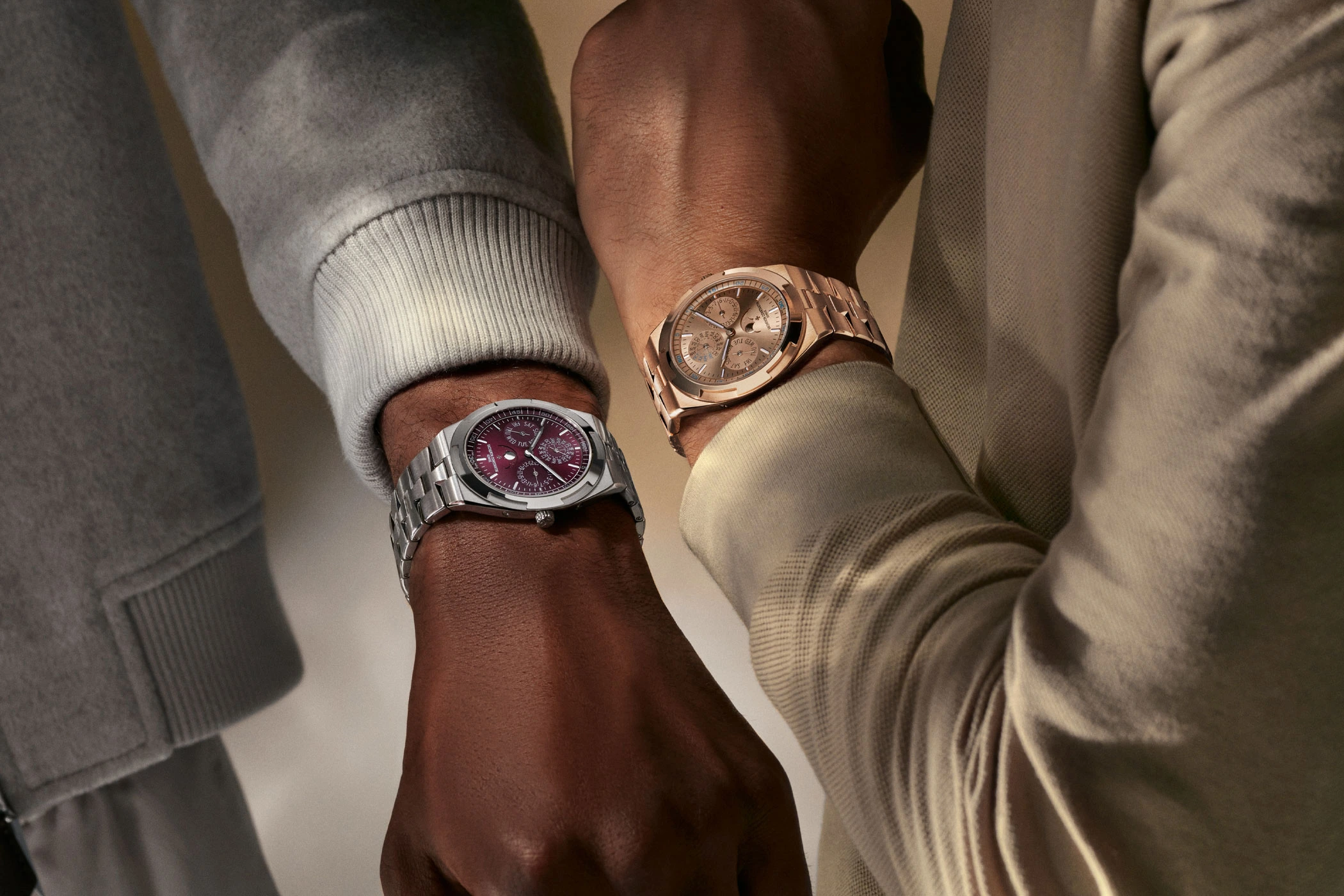 Vacheron Constantin Overseas Ewiger Kalender extraflach aus Weißgold mit weinrotem Zifferblatt und aus Roségold an Handgelenken