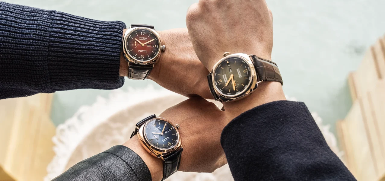 Ein Wristshot von drei Handgelenken, darunter eines mit der Radiomir Annual Calendar Platinumtech während der Panerai Experience.