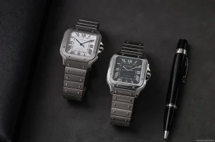 Direkter Vergleich der Cartier Santos de Cartier Referenzen CRWSSA0089 in Titan und CRWSSA0096 in Stahl, mit Fokus auf Unterschiede bei Zifferblatt und Gehäuse.