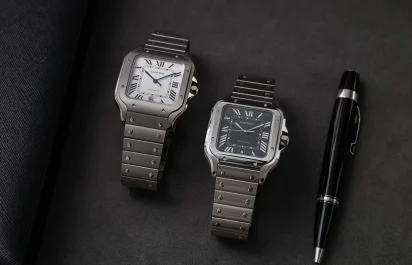 Direkter Vergleich der Cartier Santos de Cartier Referenzen CRWSSA0089 in Titan und CRWSSA0096 in Stahl, mit Fokus auf Unterschiede bei Zifferblatt und Gehäuse.