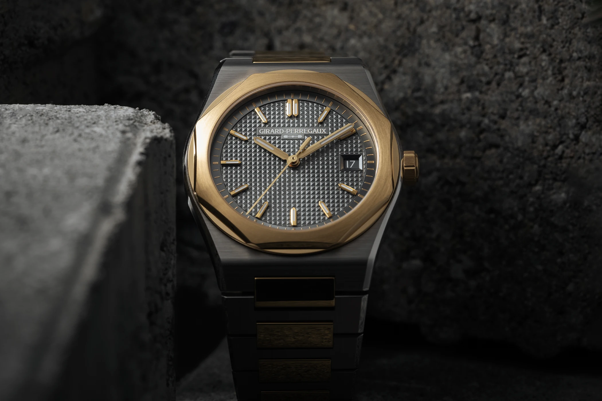 Die Girard-Perregaux Laureato Fifty Ref. 81008-63-3412-1CM in der Frontalansicht.