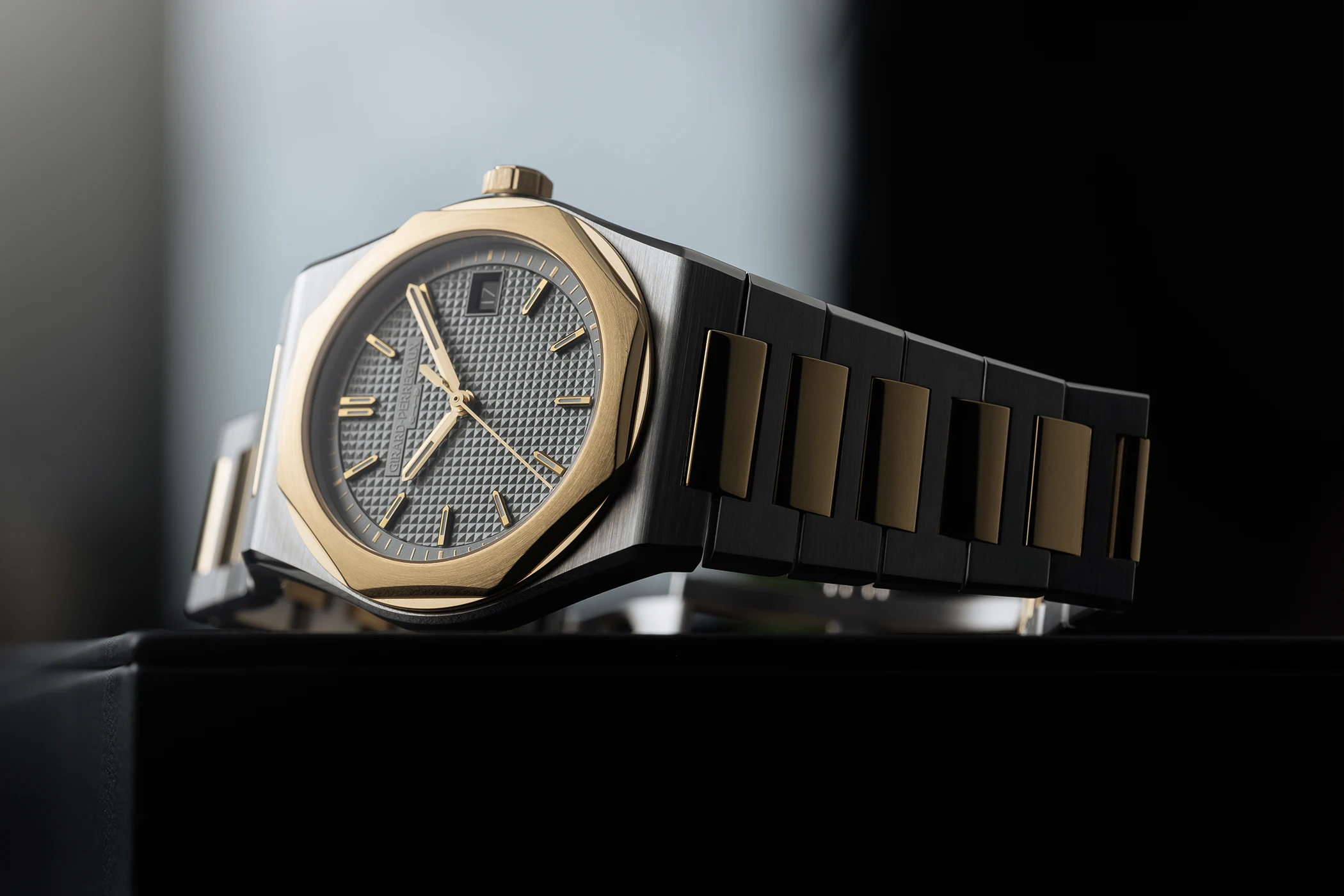 Die Girard-Perregaux Laureato Fifty Ref. 81008-63-3412-1CM von der Seite.