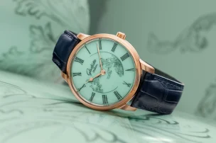 Die Glashütte Original Senator Meissen mit Mystic Maison in Seladongrün vor einem seladongrünen Hintergrund.