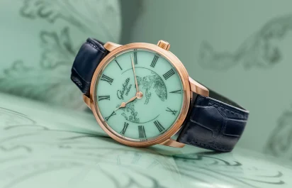 Die Glashütte Original Senator Meissen mit Mystic Maison in Seladongrün vor einem seladongrünen Hintergrund.