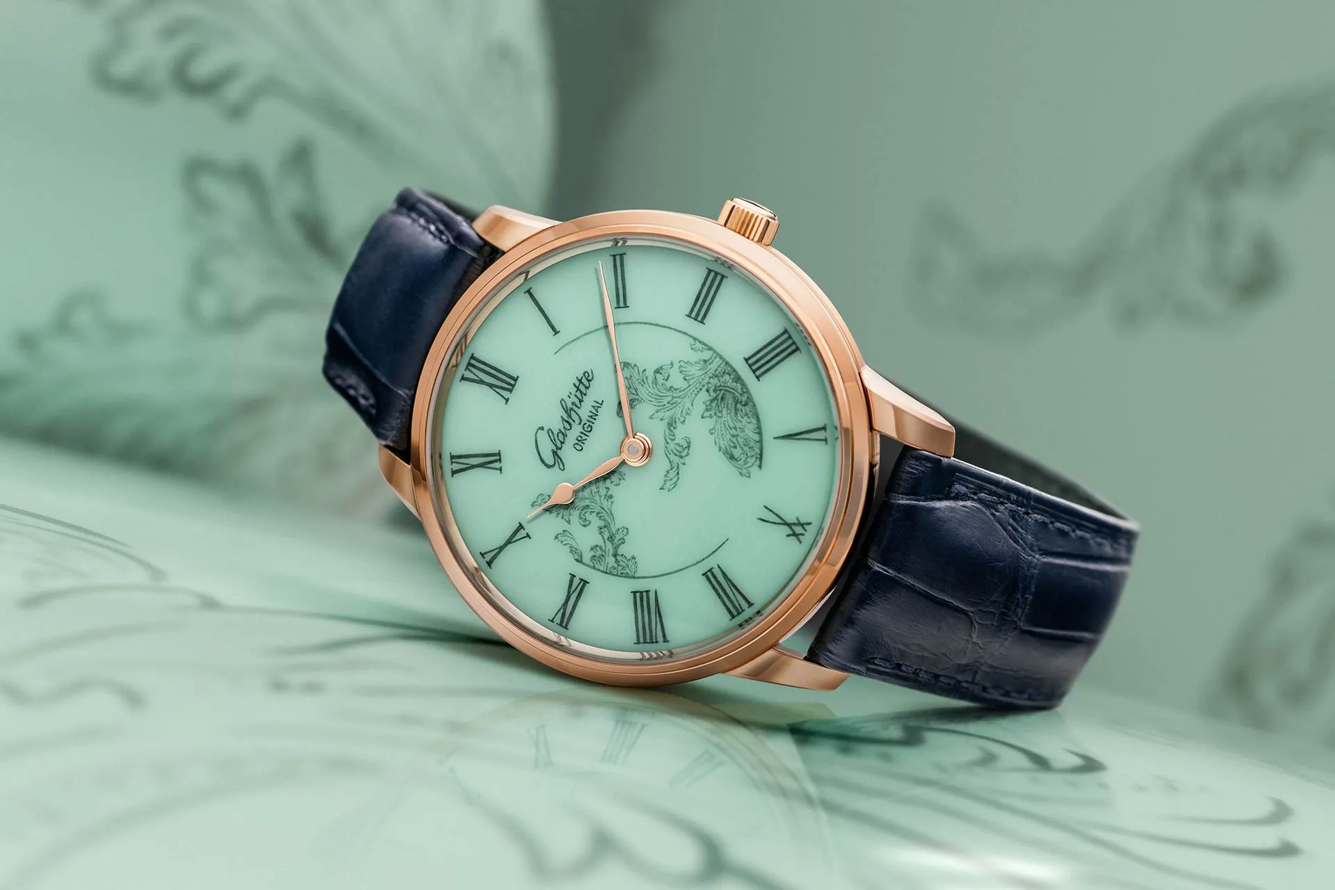 Die Glashütte Original Senator Meissen mit Mystic Maison in Seladongrün vor einem seladongrünen Hintergrund.