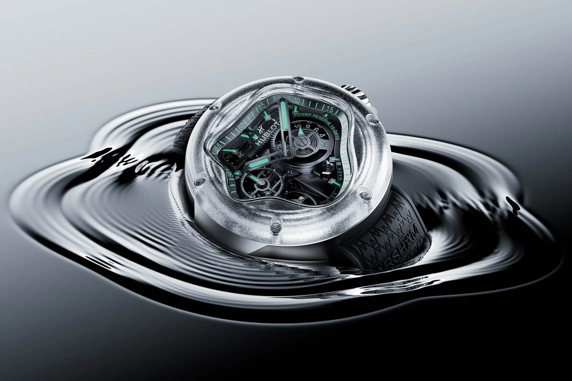 Die Hublot MP-17 Meca-10 Arsham Splash Titanium Sapphire umgeben von Wasser.