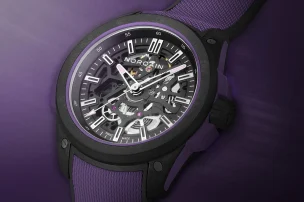 Die Norqain Wild One Skeleton 42 mm Purple präsentiert sich mit violetten Details.