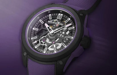 Die Norqain Wild One Skeleton 42 mm Purple präsentiert sich mit violetten Details.