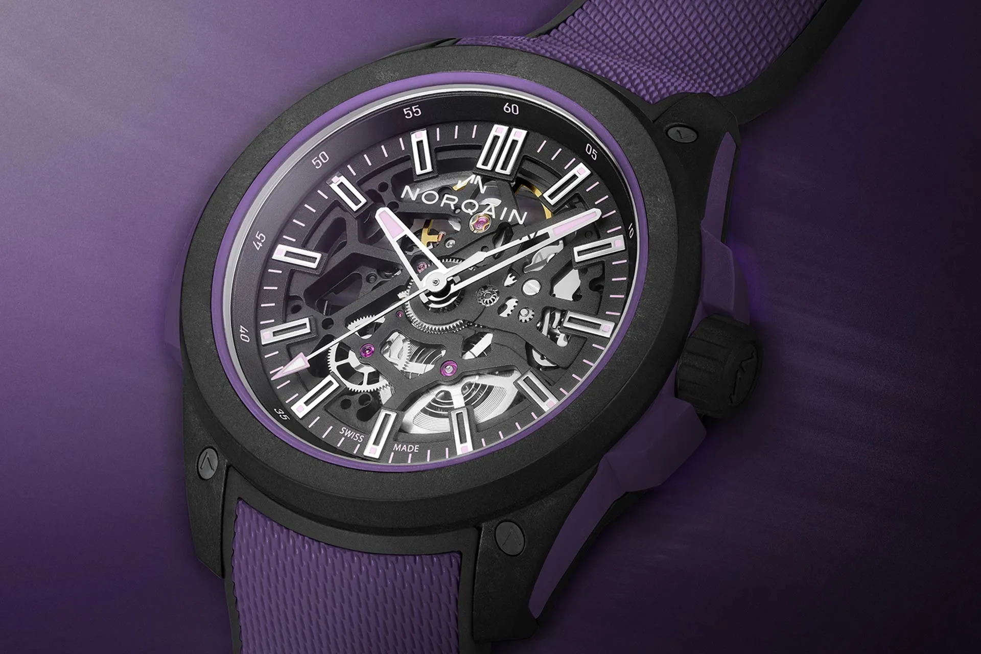 Die Norqain Wild One Skeleton 42 mm Purple präsentiert sich mit violetten Details.