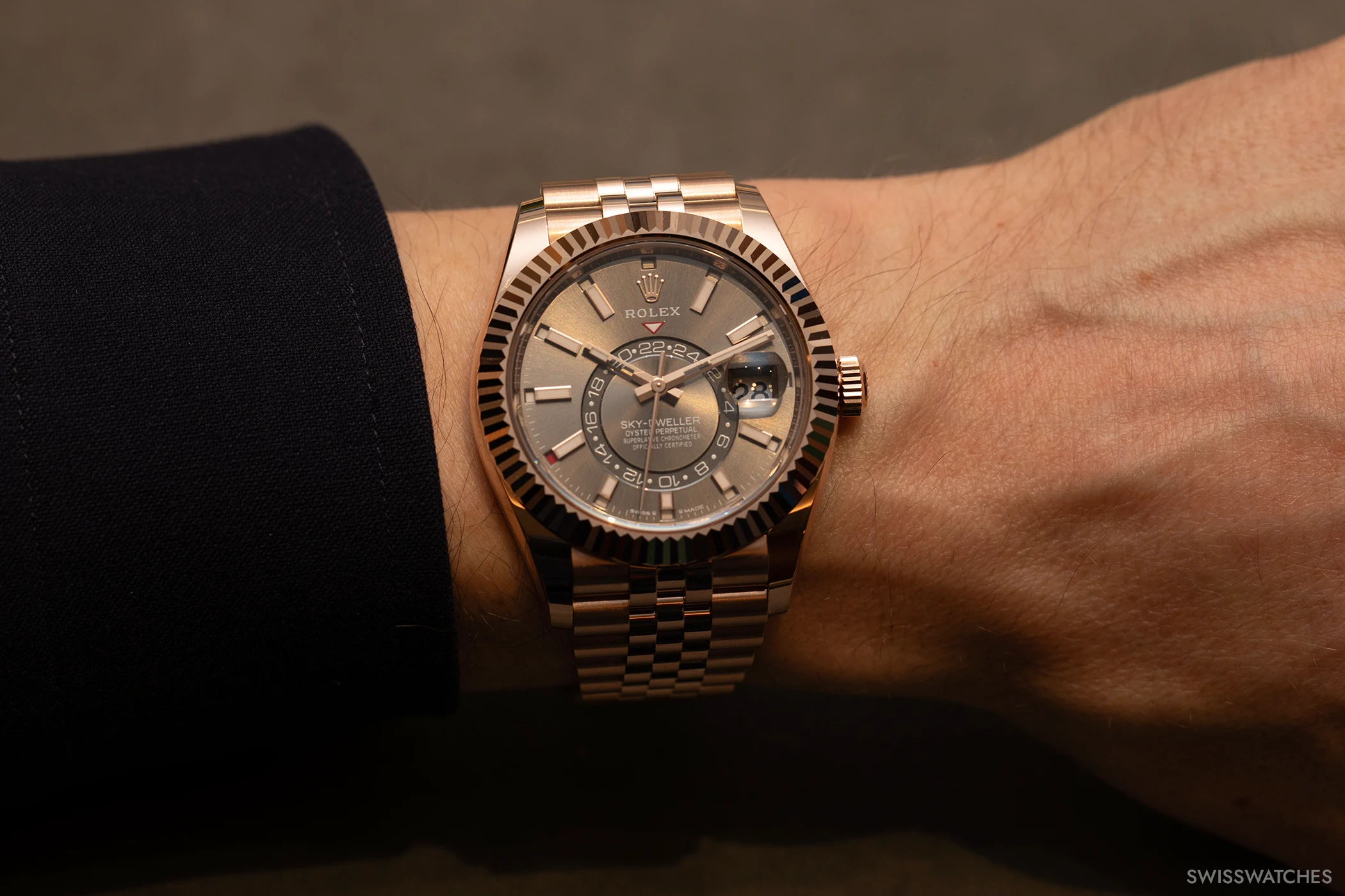Die Rolex Oyster Perpetual Sky-Dweller ist am Handgelenk zu sehen.