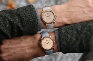 Parmigiani Toric Petite Seconde und Quantième Perpétuel in Roségold am Handgelenk