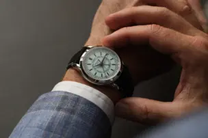 Die Patek Philippe und Kutter 1825 Calatrava Weekly Calendar Ref. 5212A-012 am Handgelenk.