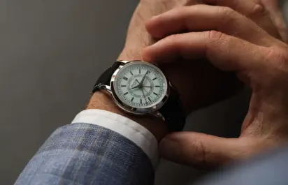 Die Patek Philippe und Kutter 1825 Calatrava Weekly Calendar Ref. 5212A-012 am Handgelenk.