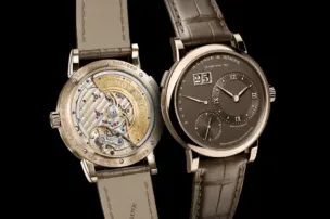 Die A. Lange & Söhne Lange 1 Daymatic Honeygold Ref. 320.050 von vorn und von der Rückseite.