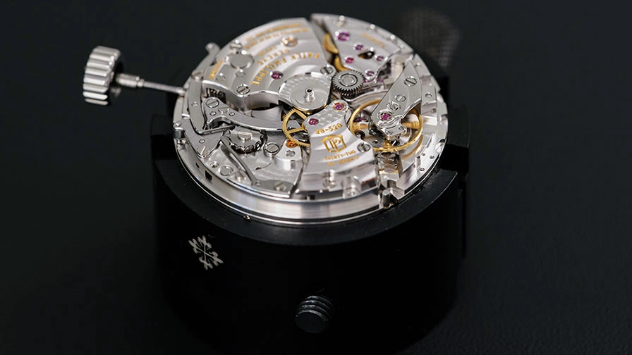 Das feinverzierte Werk wartet auf seine Demontage.