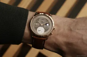 Hermès Slim d’Hermès Perpetual Calendar in Roségold am Handgelenk mit braunem Lederband und ewigen Kalenderanzeigen.