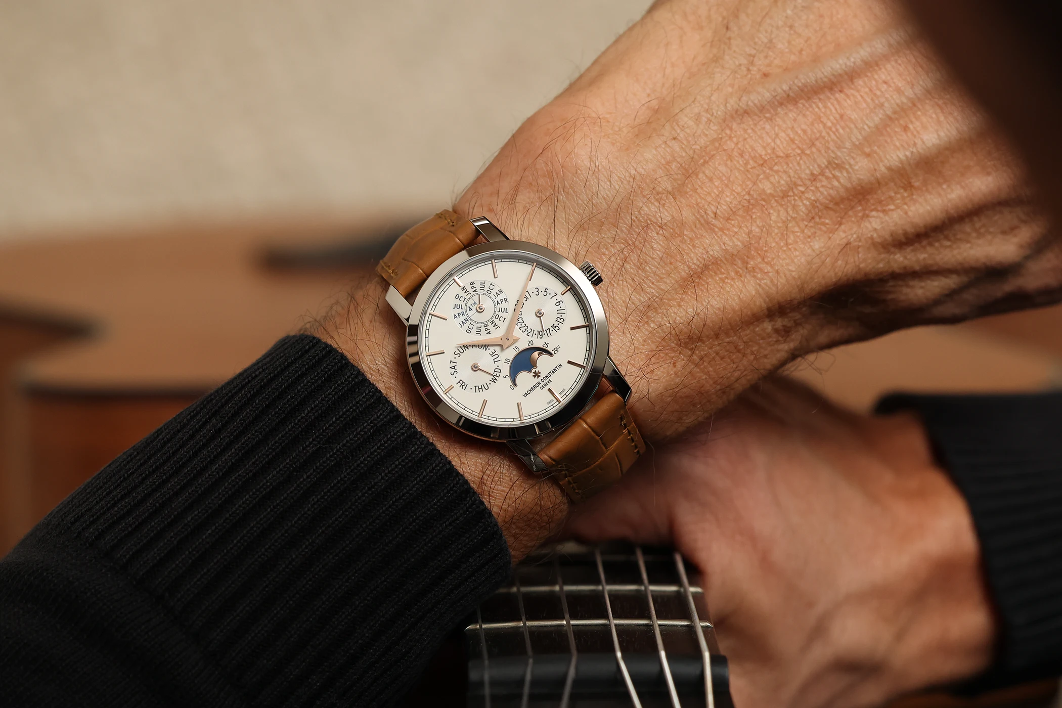 Die Vacheron Constantin Traditionnelle Perpetual Calendar Ultra-Thin Ref. 4300T/000G-H106 am Handgelenk.