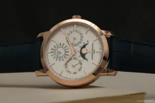 Nahaufnahme des Zifferblatts der Vacheron Constantin Traditionnelle Perpetual Calendar Ultra-Thin Ref. 4300T/000R-H107.