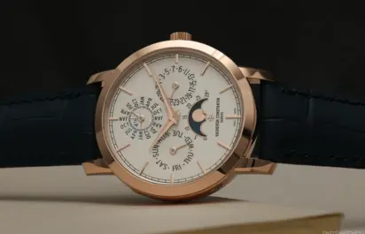 Nahaufnahme des Zifferblatts der Vacheron Constantin Traditionnelle Perpetual Calendar Ultra-Thin Ref. 4300T/000R-H107.