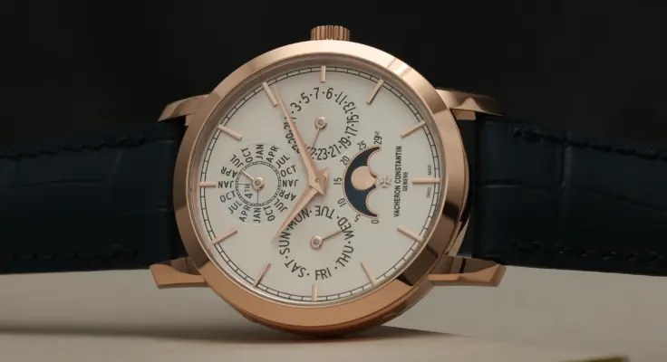 Nahaufnahme des Zifferblatts der Vacheron Constantin Traditionnelle Perpetual Calendar Ultra-Thin Ref. 4300T/000R-H107.