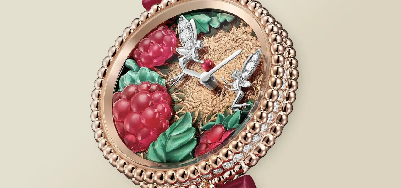 Das Zifferblatt der Van Cleef & Arpels Perlée Extraordinaire Fruits Enchantés Framboise Ref. VCARPEV200.